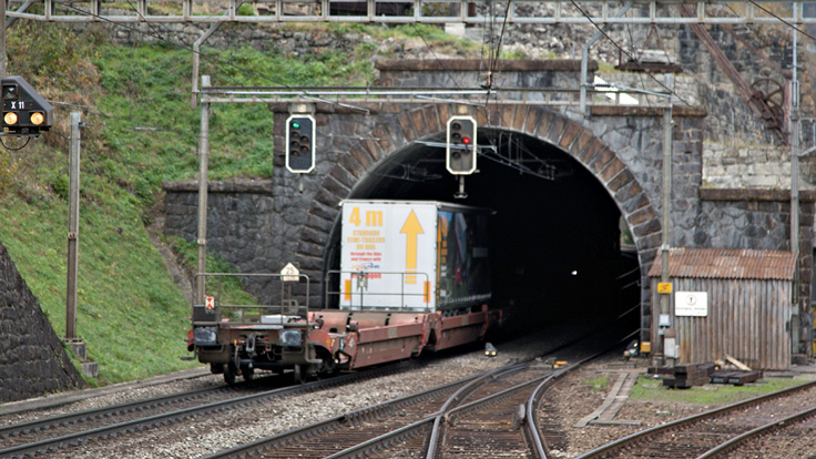 Kombianbieter Viia transportiert 4-m-Trailer über Gotthardstrecke