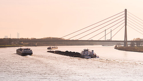 Mit dem Binnenschiff dem Klimawandel ein Schnippchen schlagen - DVZ