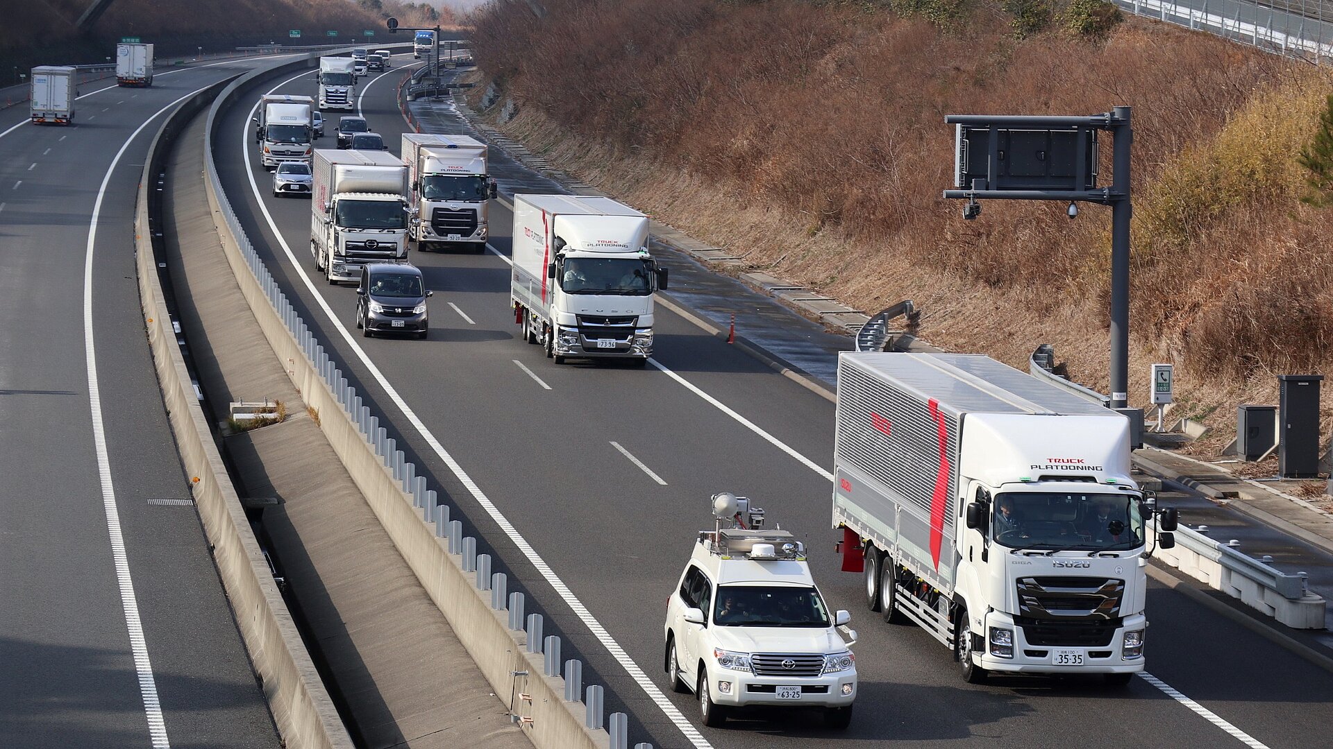 Eine Woche lang rollen in Japan Platooning-LKW im Realbetrieb. (Foto: Daimler Trucks)