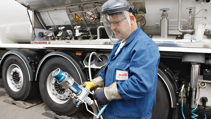 Der Umgang mit der LNG-Tankstelle ist etwas umständlicher: Wichtig ist, dass der Fahrer für den Fall der Fälle seine Schutzausrüstung anlegt. (Foto: Bennühr)