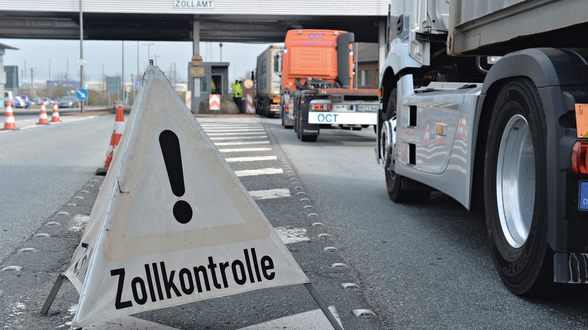 Containerhafen in Bremerhaven: Mit den richtigen Daten lassen sich Verzögerungen bei der Zollabfertigung vermeiden. Das reduziert zudem unnötige Kosten wie beispielsweise durch LKW-Standzeiten. (Foto: dpa)