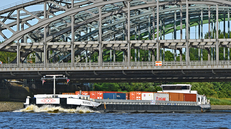 Das Binnenschiff „Hanse“ fährt zwar noch nicht elektrisch, senkt aber mit synthetischem Dieselkraftstoff Verbrauch und Emissionen. Foto: HHM/Hasenpusch