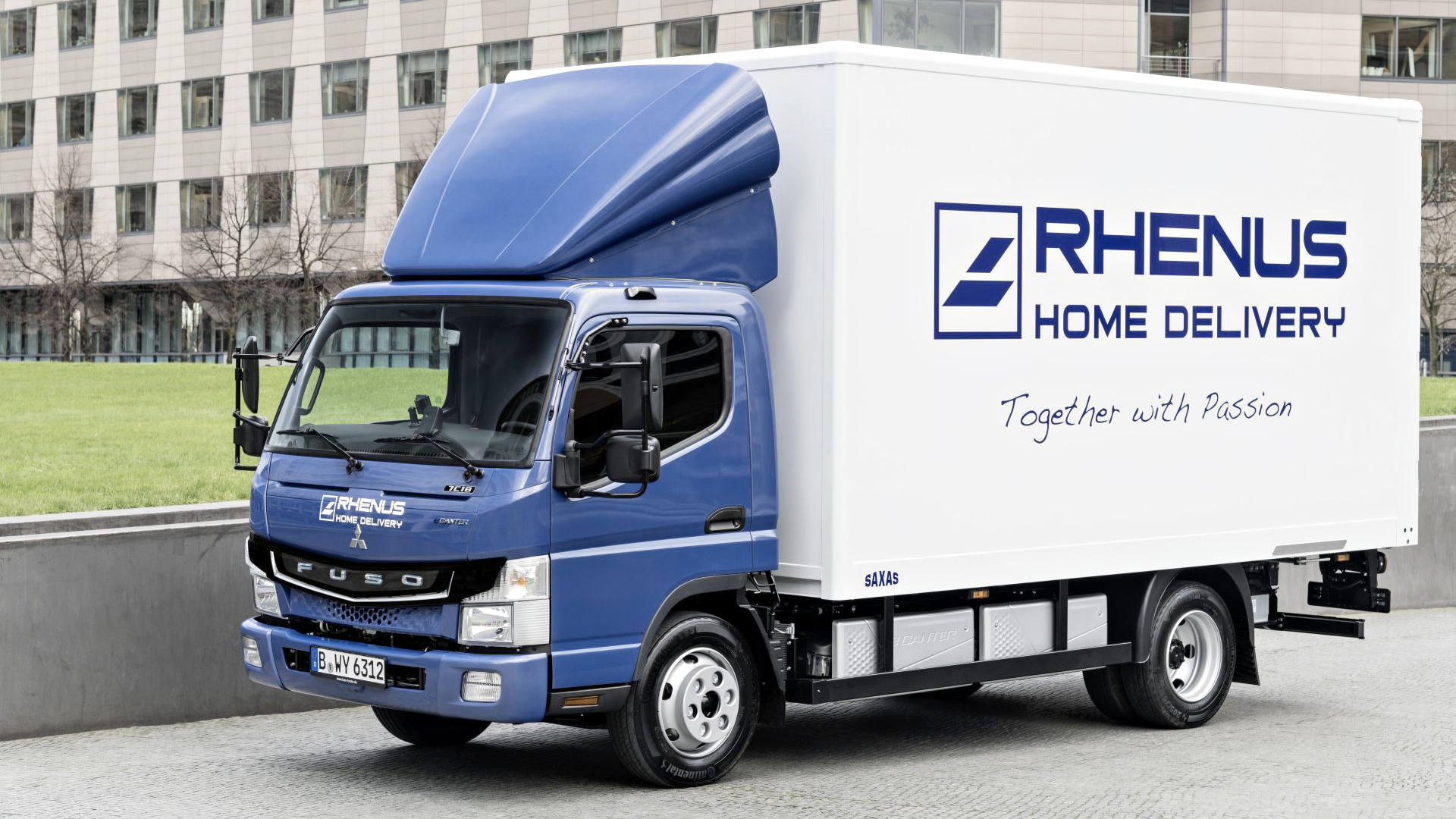 Rhenus liefert mit den E-Cantern in Berlin Großstücke aus. (Foto: Daimler Trucks)