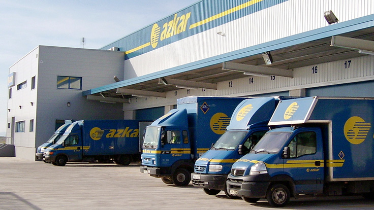 An 91 Standorten beschäftigt Azkar mehr als 3000 Mitarbeiter, Zusätzlich sind rund 2000 externe Fahrer im Einsatz.