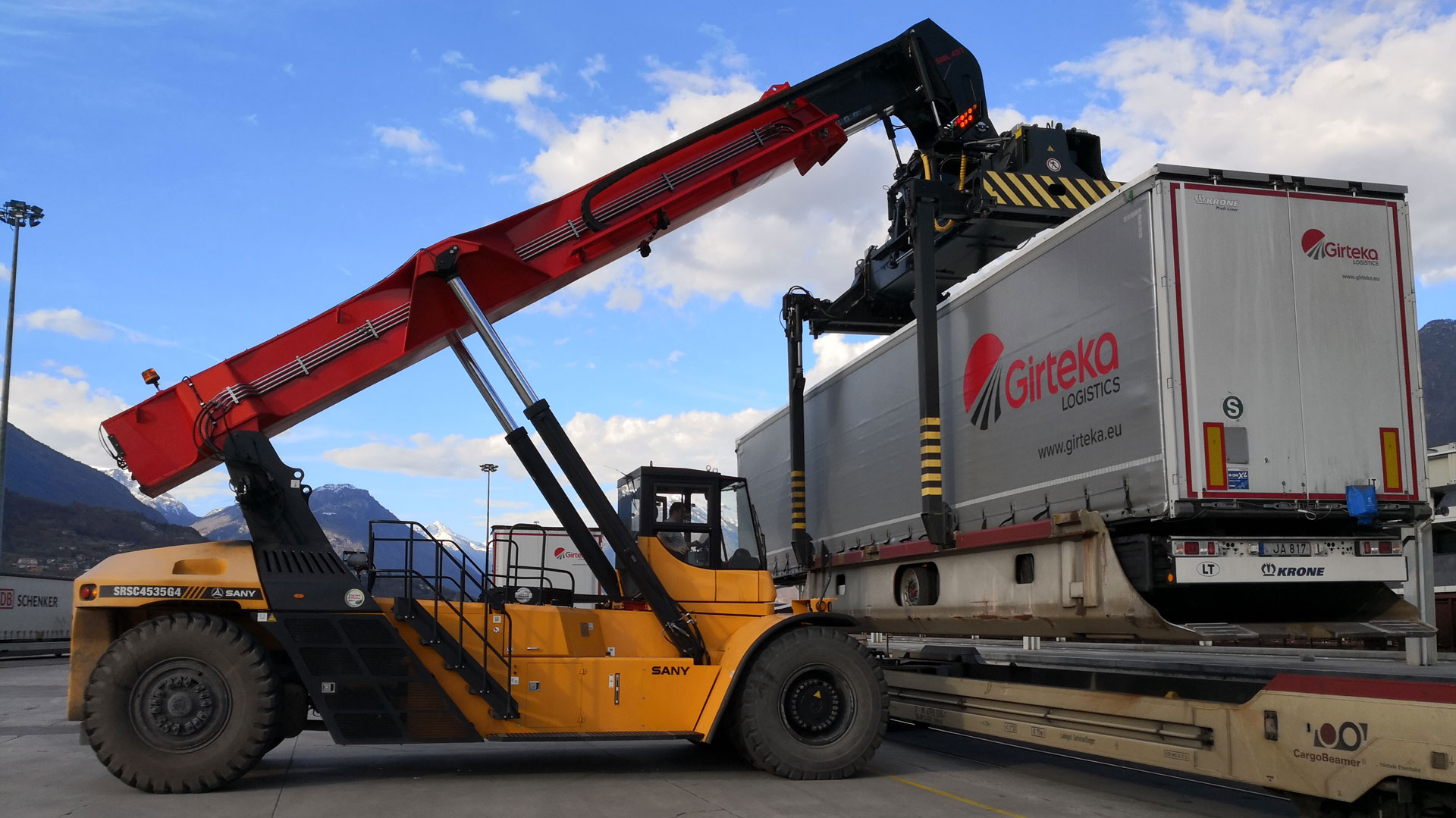 Cargobeamer fährt 1000. Zug durch die Alpen DVZ