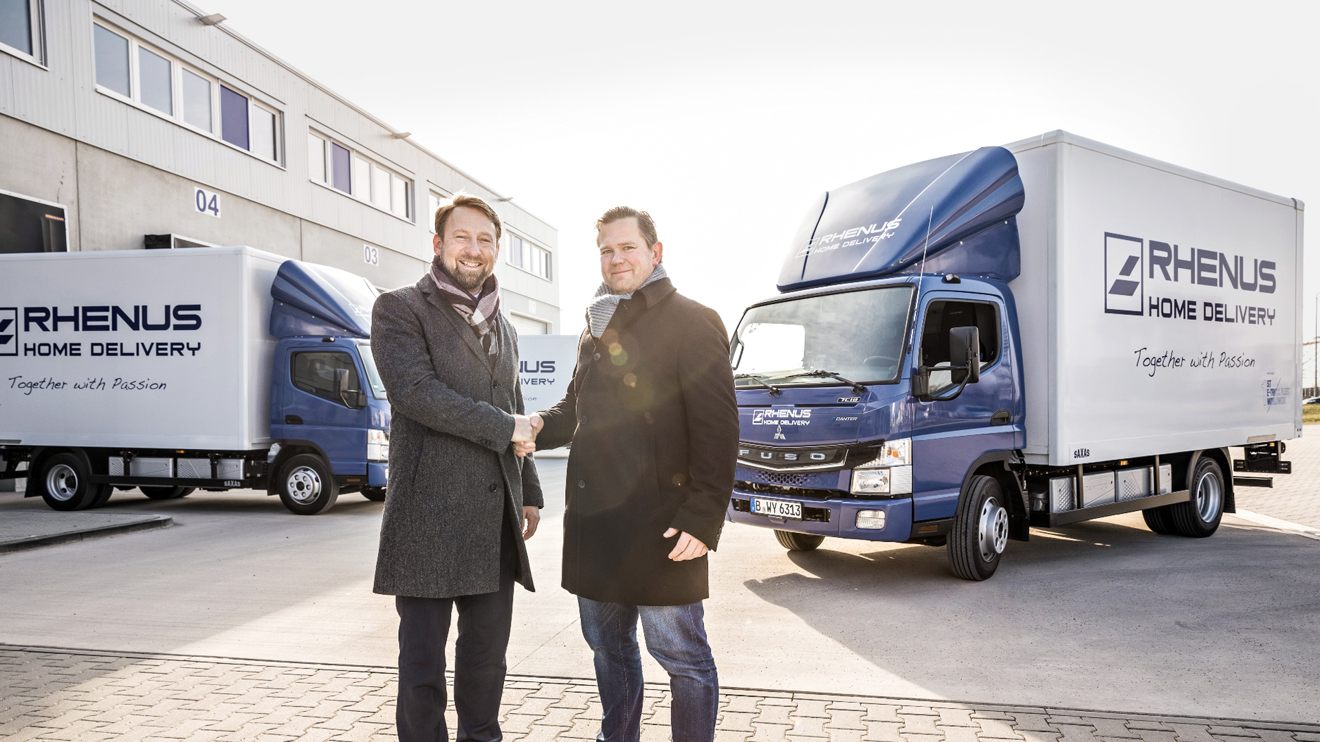 Fuso-Manager Christoph Fitz übergab die Fahrzeuge an Ronny Sassen, Geschäftsführer der Rhenus Home Delivery. (Foto: Rhenus)