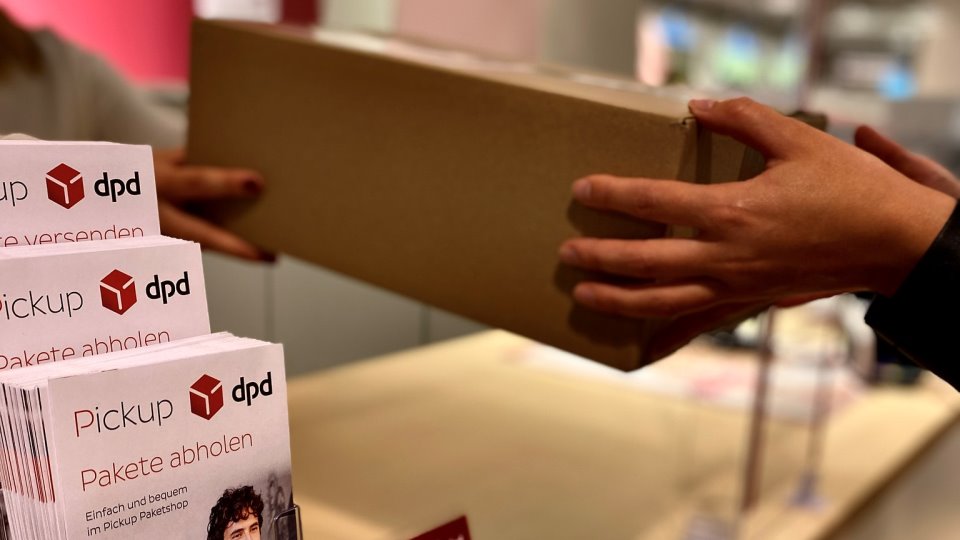 Paketshops: DPD kooperiert mit Adler Modemärkte - DVZ